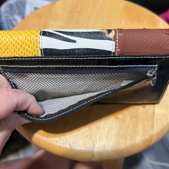 Fluer  De Lis Ladies Wallet - Picture 7 of 9